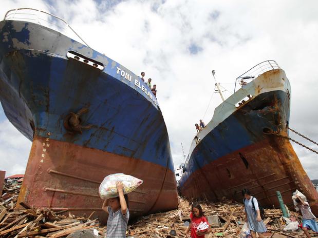 Foto AP para o Terra: até grandes navios foram jogados para terra firme com a elevação do mar.