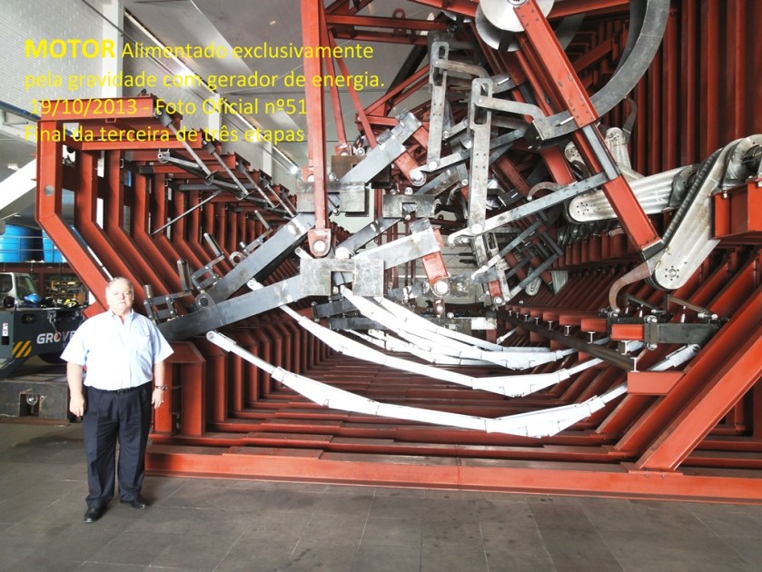 Renato Bastos Ribeiro ao lado do seu invento