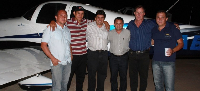 O secretário de Indústria e Comércio, Ondumar Marabá, o vereador Jarbas Rocha, os irmãos Gonçalves e amigos.