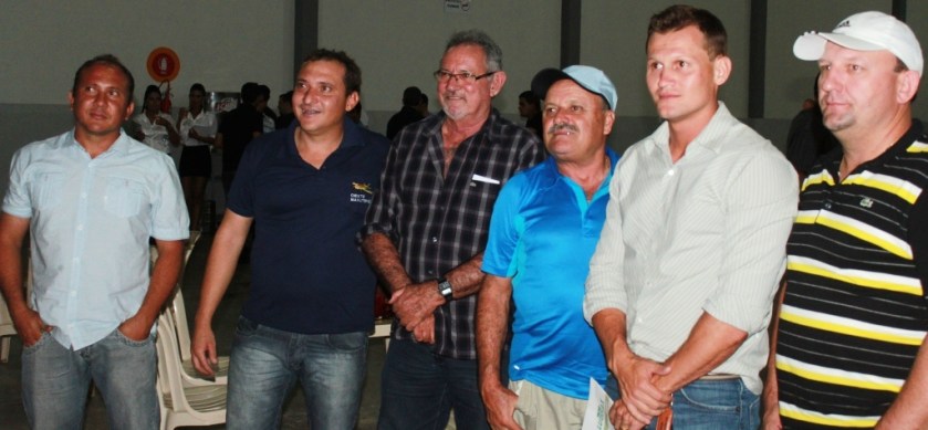 Produtores rurais e clientes, liderados por Dirceu Montani, foram abraçar os proprietários do novo hangar.