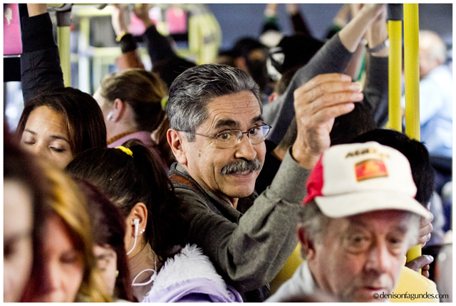 Olívio, aposentado pobre, anda de ônibus em Porto Alegre.