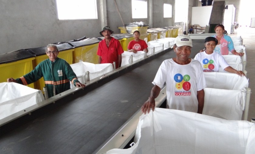 Os catadores do programa Coleta Seletiva Solidária de Luís Eduardo Magalhães receberam uma capacitação para utilizarem todos equipamentos da Usina.