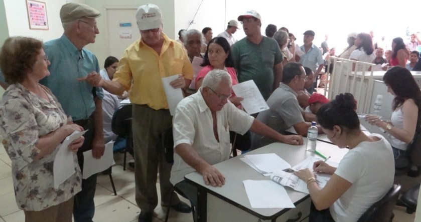 Os pacientes são comunicados pelos Agentes de Comunitários de Saúde e são atendidos por ordem de chegada e senha.