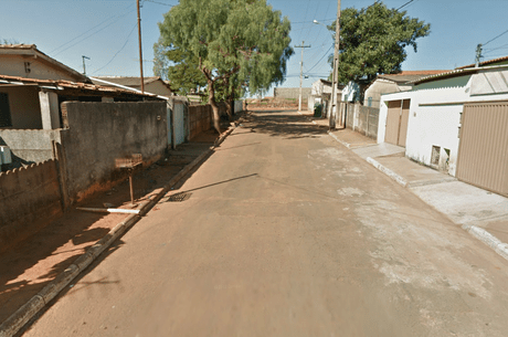 A rua tranquila onde os vizinhos costumam pular as janelas