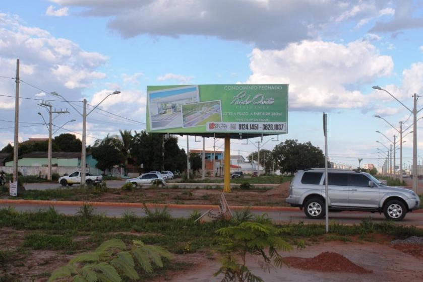 No ponto mais nobre da cidade, cruzamento das avenidas Salvador com JK, esta empresa de outdoor doou-se um espaço especial para veicular anuncios dos seus clientes.