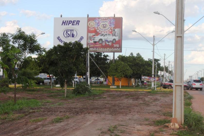 Este empresário plantou árvores e molhou a grama. Agora construiu um quiosque, botou cartazes enormes e fez um estacionamento ao contrario, ao arrepio das leis de trânsito.
