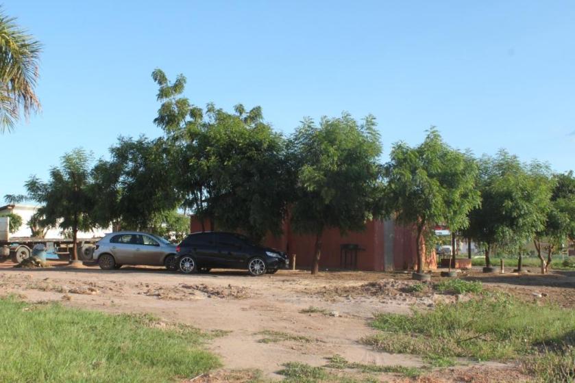 O dono do bar estabeleceu-se em um minifundio. Plantou árvores e construiu um prédio e agora pede muito dinheiro para deixar a área pública.