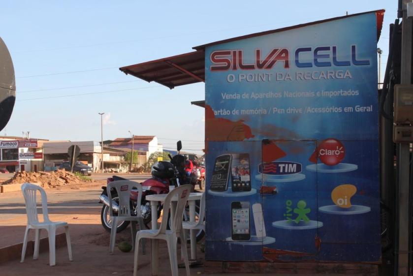 A loja de celular instalou-se com displicência. Não é área pública? E a licença para construir?