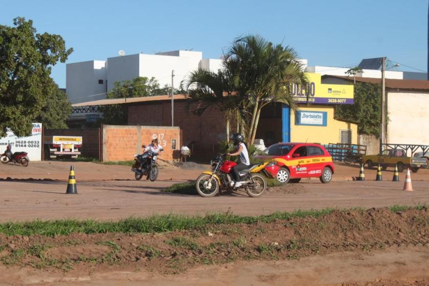 A autoescola transformou a área pública em pista de treinamento. E pertence a um vereador, que deveria zelar pelas áreas públicas.