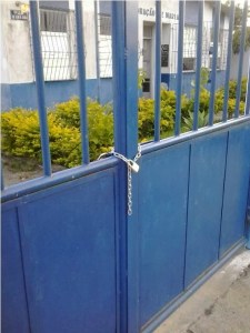 Por via das dúvidas, Delegacia foi acorrentada pelos bandidos.