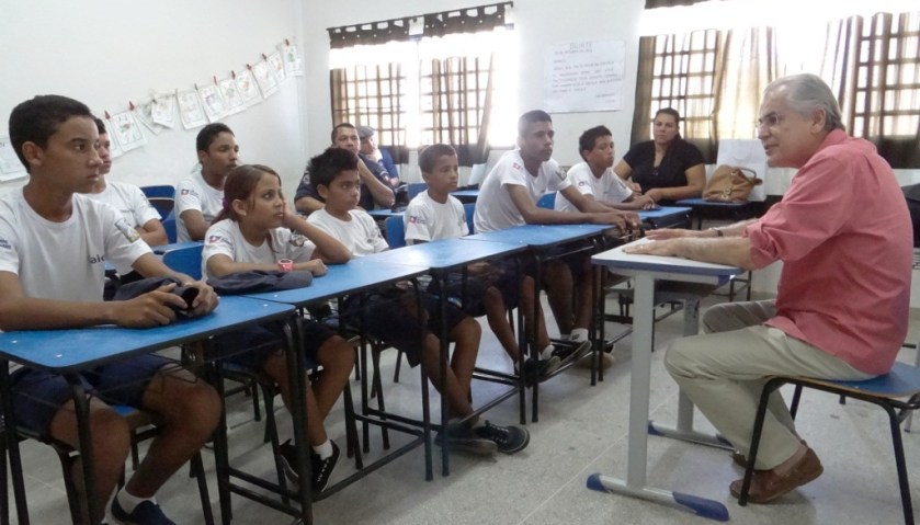 Em um descontraído bate-papo com as cerca de dez crianças e adolescentes , o chefe do executivo local falou sobre democracia e gestão municipal.