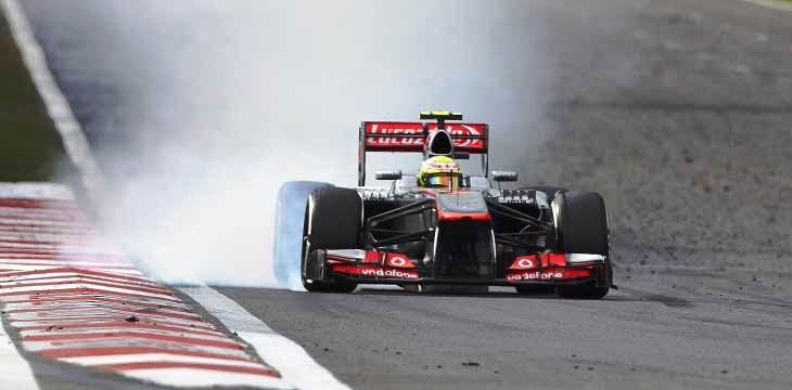 O mexicano Pérez com os freios travados na McLaren. Na F1, o sistema ABS não é permitido justamente para o piloto mostrar sua capacidade de calcular a intensidade da frenagem.