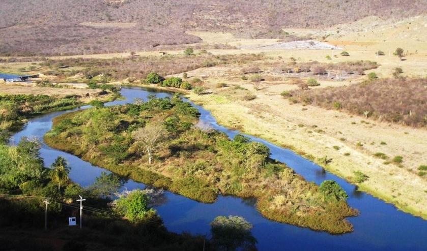 Ilha de João Vaz, a montante da cidade. O rio Lajedinho é entrecortado por várias pequenas barragens.