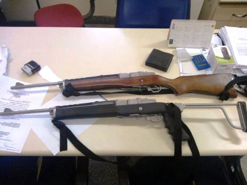 Os fuzis apreendidos