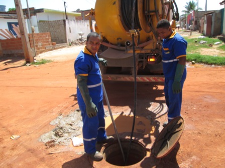 Lavagem da rede de esgoto de Luis Eduardo Magalhães_foto1_Patrick Alves