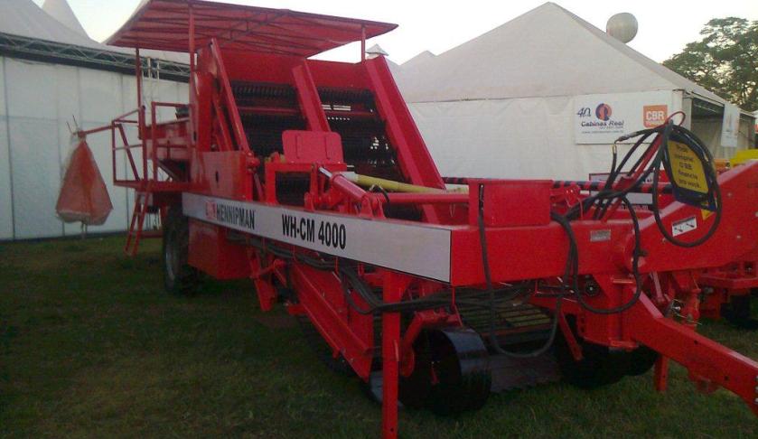 colhedeira de mandioca com acondicionamento em big bags.