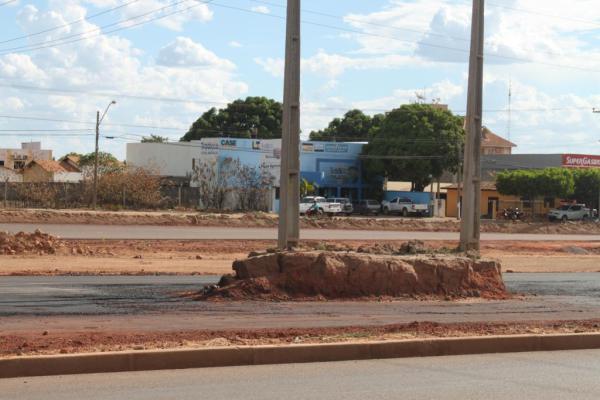 Os postes da rede de alta tensão retardam a liberação de trecho de mais de 5 km da duplicação.