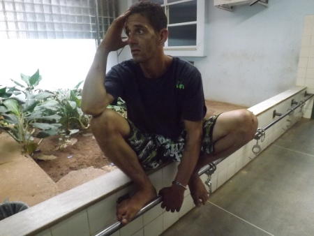 Pensativo, Elias cura a bebedeira.