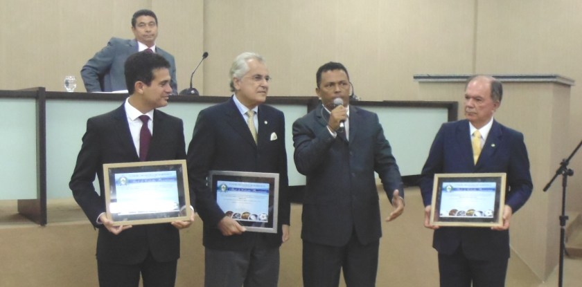 O vereador Rui Mendes discursa em homenagem aos novos cidadãos, Eduardo Salles, secretário de Agricultura da Bahia, Sérgio Pitt, representado pelo prefeito Humberto Santa Cruz, e João Leão. Foto de Josalto Alves.