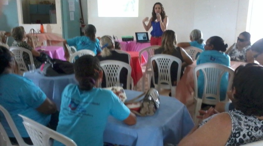 A coordenadora do grupo, Alexsandra Bender, explica como vai ser a atividade para o grupo Amigos pra Sempre