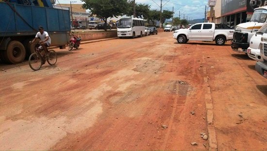 Prefeitura espalha terra em ruas asfaltadas, na esperança de melhorar a trafegabilidade.