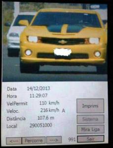 O motorista do Camaro Amarelo não hesitou em despejar a potência do seu veículo: 216 km/h. Clique na imagem para ampliar.