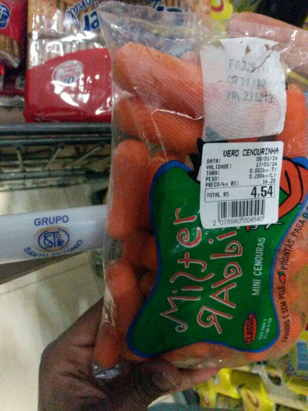 Por baixo da etiqueta do preço, com validade de 17 de janeiro de 2014, a etiqueta do empacotador, com validade de 23.12.2013.