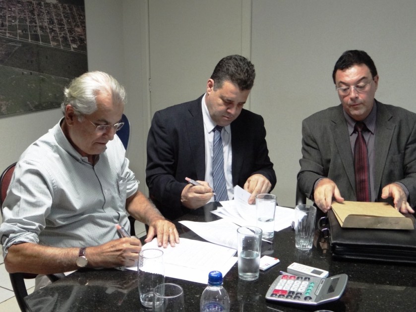 O Prefeito e Walter Luiz Siqueira e Nelson Antonio de Siqueira, da Caixa.