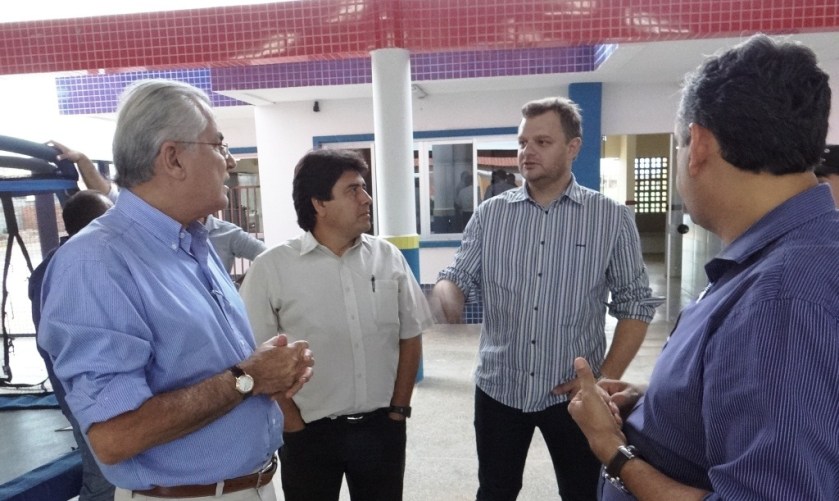 O secretário interino de Educação, Carlos Alberto Koch acompanha o andamento das obras. Na ocasião explicou sobre o quadro funcional de cada CEMEI.