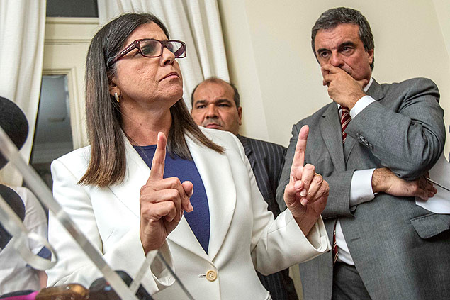 A foto de Marlene Bergamo/Folhapress mostra a Governadora irritada e arrogante, sob o olhar do ministro da Justiça, José Eduardo Cardozo.
