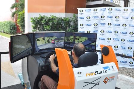 Visitante testando o Simulador de Direção