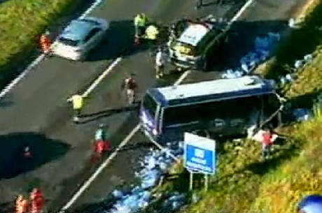 Imagem da TV Record. O caminhão carregava bujões de água.