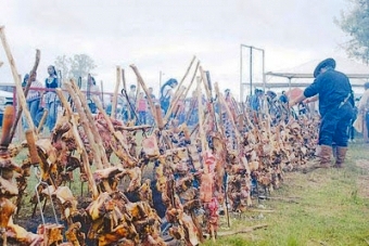 Churrasco de valeta, dentro do figurino e da tradição.