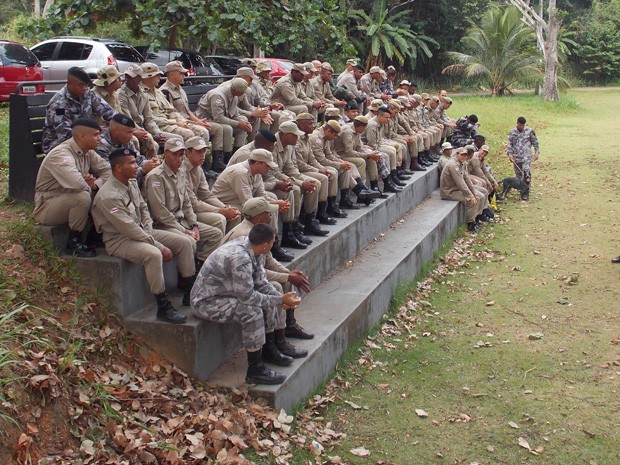 Os integrantes do curso da PM durante instrução