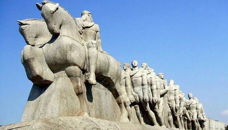 Monumento_às_Bandeiras_01
