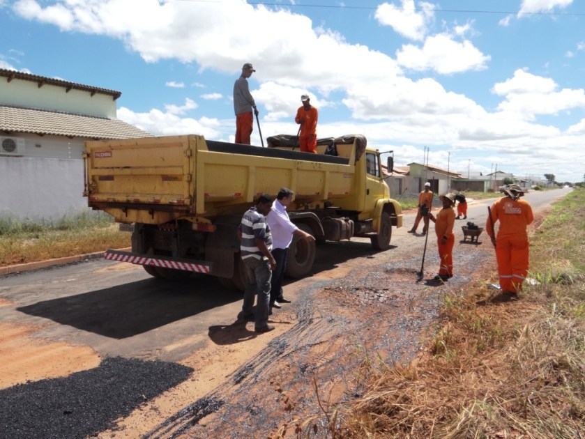  O bairro cidade universitária, está recebendo a operação tapa buracos