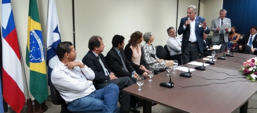 O prefeito Humberto Santa Cruz falou de sua satisfação em participar dos primeiros passos da implantação da Universidade que mudará o cenário acadêmico do oeste da Bahia. (1)