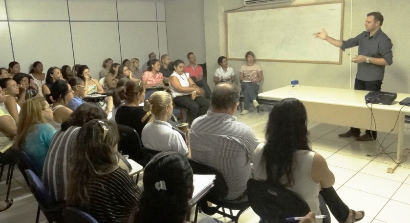 O secretário interino, Carlos Alberto Koch, explicou que neste momento a prioridade é o início das aulas.