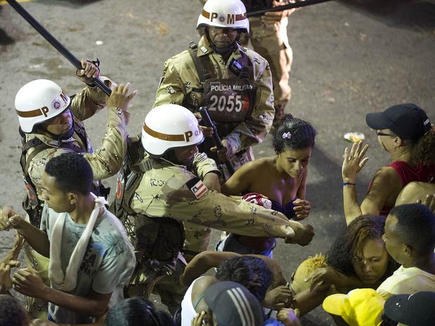 O trio elétrico do cassetete vai cantar novamente.