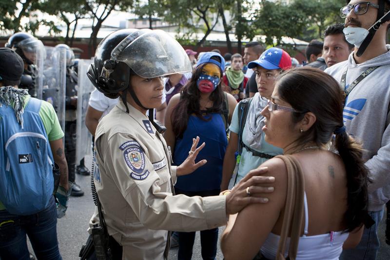 Quando a polícia reprime, o "Governo Revolucionário" começa a se esboroar. 