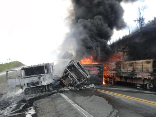 Acidente aconteceu no final da manhã deste sábado (Foto: Marcos Souza Frahm/Blog Marcos Frahm). Informações do site G1.