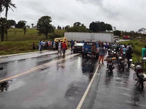 Carreta atravessou no local e interrompeu o tráfego por mais de 3 horas.