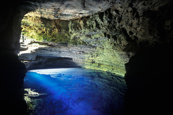 Afloramento do Aquífero Urucuia, no Poço Encantado, na Chapada Diamantina.