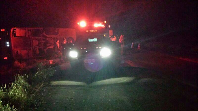 A foto publicada em rede social mostra o ônibus tombado sobre a pista. A foto abaixo mostra que o veículo não colidiu.