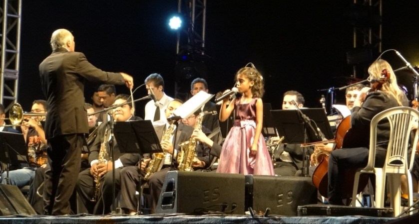 No palco a música _Esperança_ da cantora Laura Pausini, emocionou os presentes.