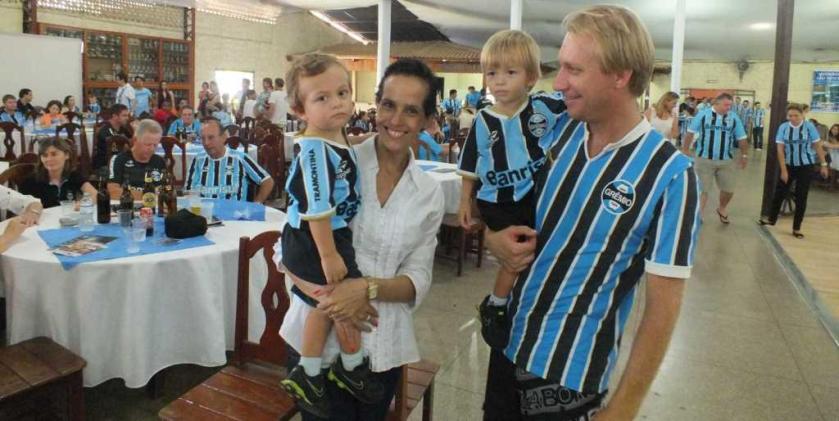 Gremistinhas com uniforme completo. Apesar de que, no caso, a mamãe Alessandra Hilmann é colorada e não abre.