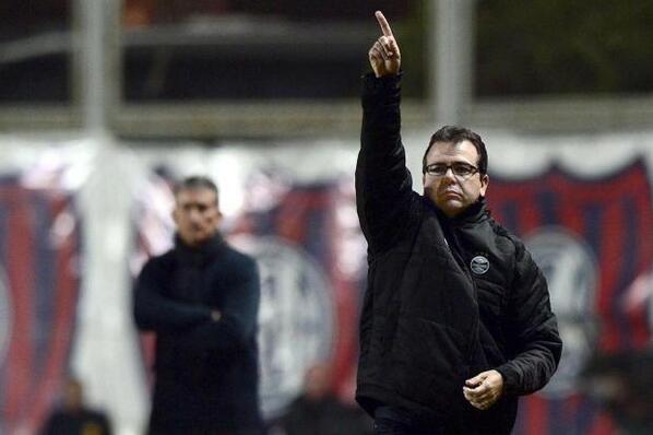 O técnico Enderson Moreira: "Todos para o banheiro, já"