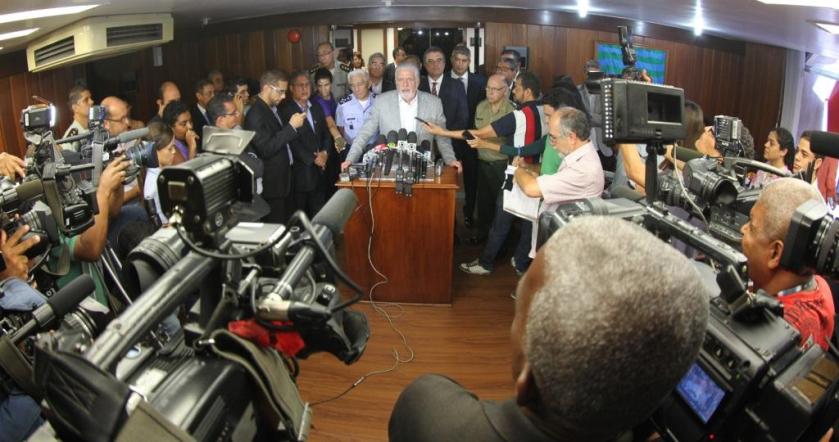 Jaques Wagner fala em coletiva de imprensa.