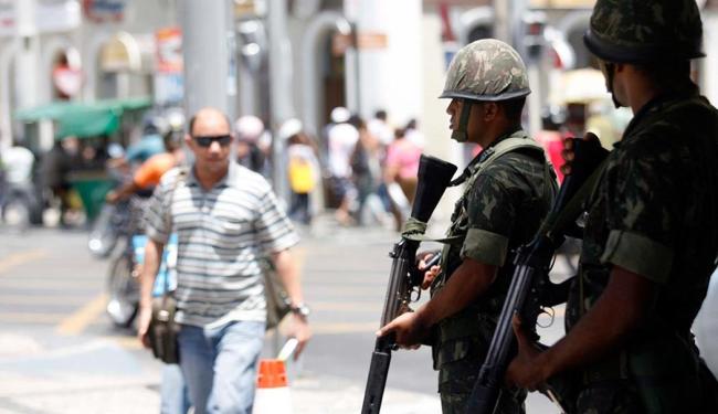 Foto de Luiz Tito, do jornal A Tarde, na intervenção de tropas federais de 2012