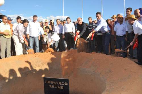 Oziel, Jusmari, Eduardo Salles e os chineses pegam firme na pá no lançamento da pedra fundamental da indústria.
